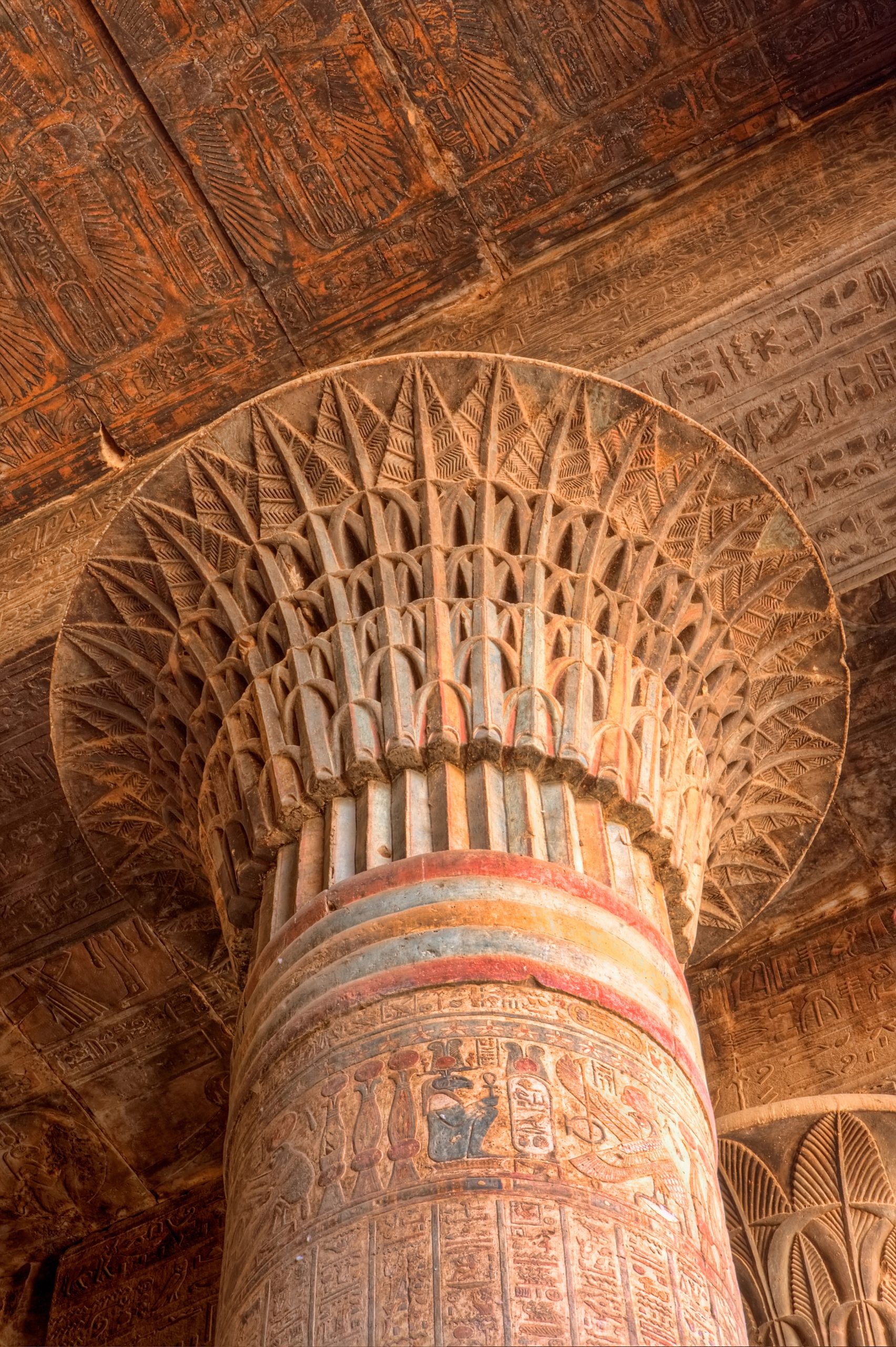 Guía de la ciudad de Esna: templo, mercado y secretos del Nilo El Templo De Khnum Columna