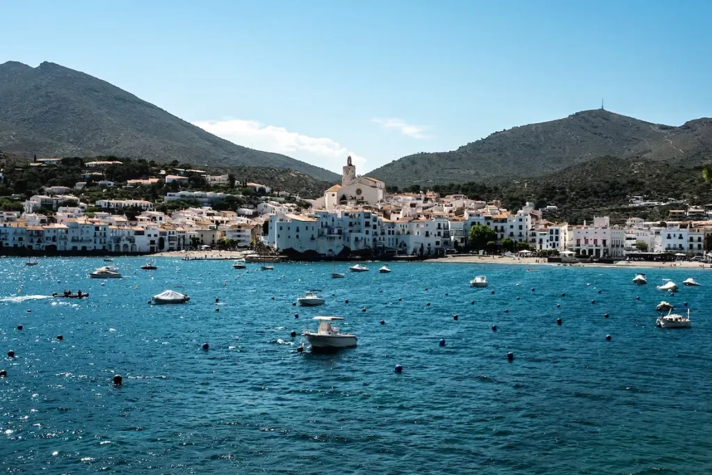 Nadar o tomar el sol en la playa de Cadaqués