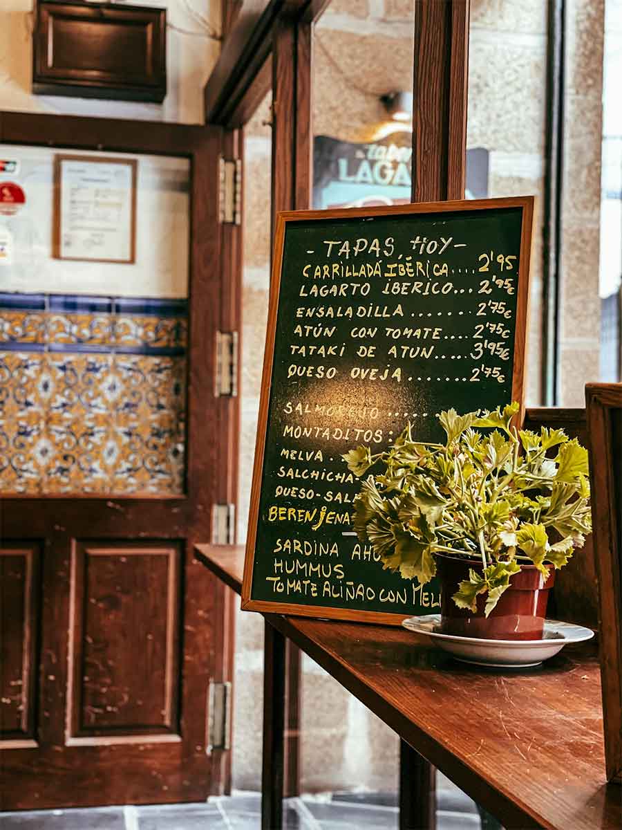 Ir de tapas en España: guía completa para comer como un local Bar De Tapas