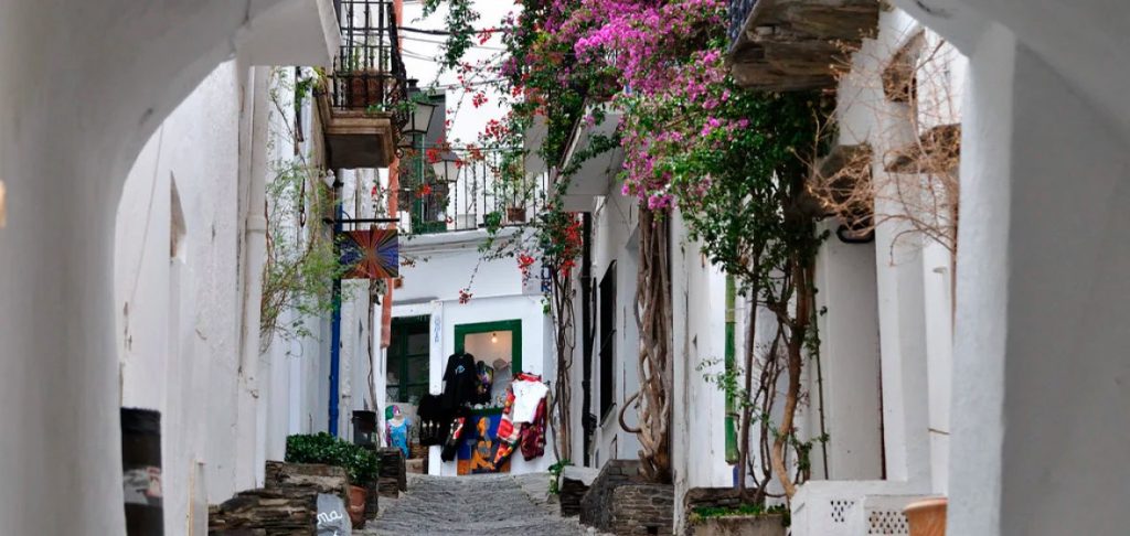 Camina por las calles de Cadaqués