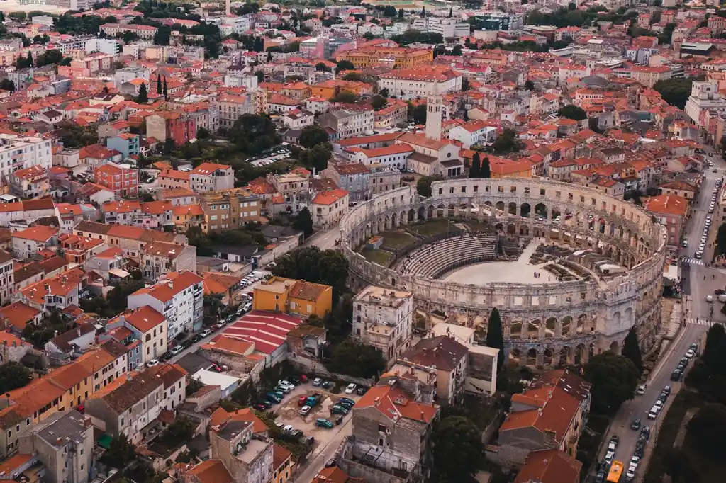 Guía para visitar Croacia y todo lo que hacer El Anfiteatro Romano De Pula