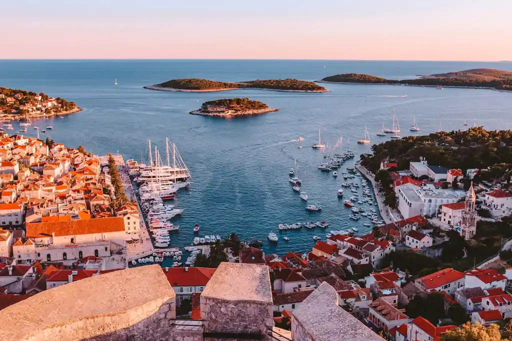 Guía para visitar Croacia y todo lo que hacer Hvar Pueblo E Isla