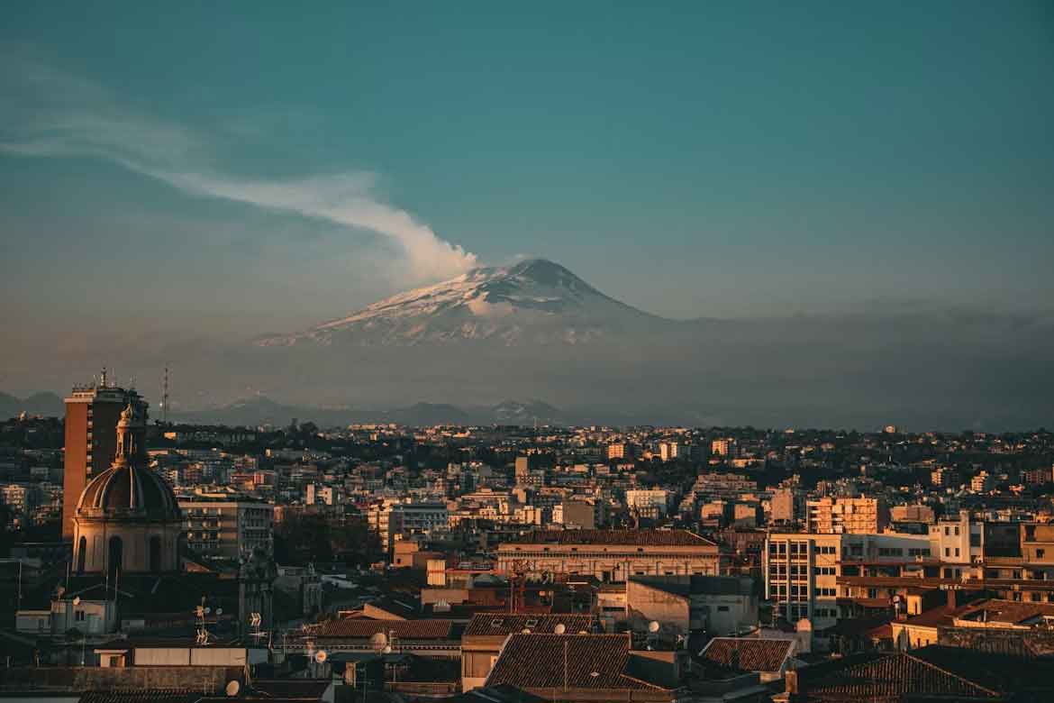 Guía de viaje a Sicilia: qué ver, hacer y consejos imprescindibles Catania Y El Imponente Volcan Etna