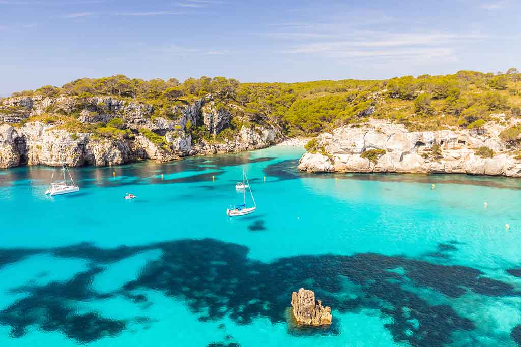 El Mediterráneo inexplorado: guía maestra de calas secretas y conservación Calas Secretas De Menorca