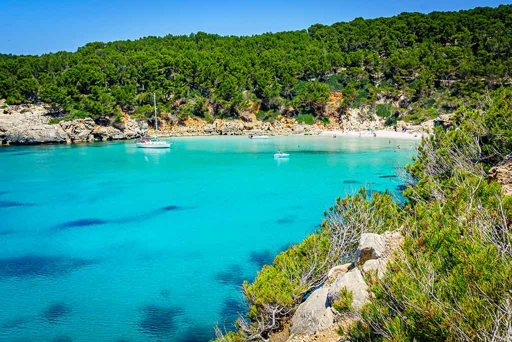 El Mediterráneo inexplorado: guía maestra de calas secretas y conservación Cami De Cavalls