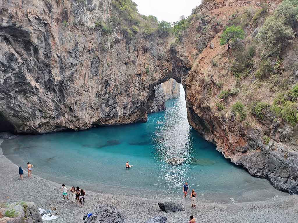 El Mediterráneo inexplorado: guía maestra de calas secretas y conservación Spiaggia Dell Arcomagno