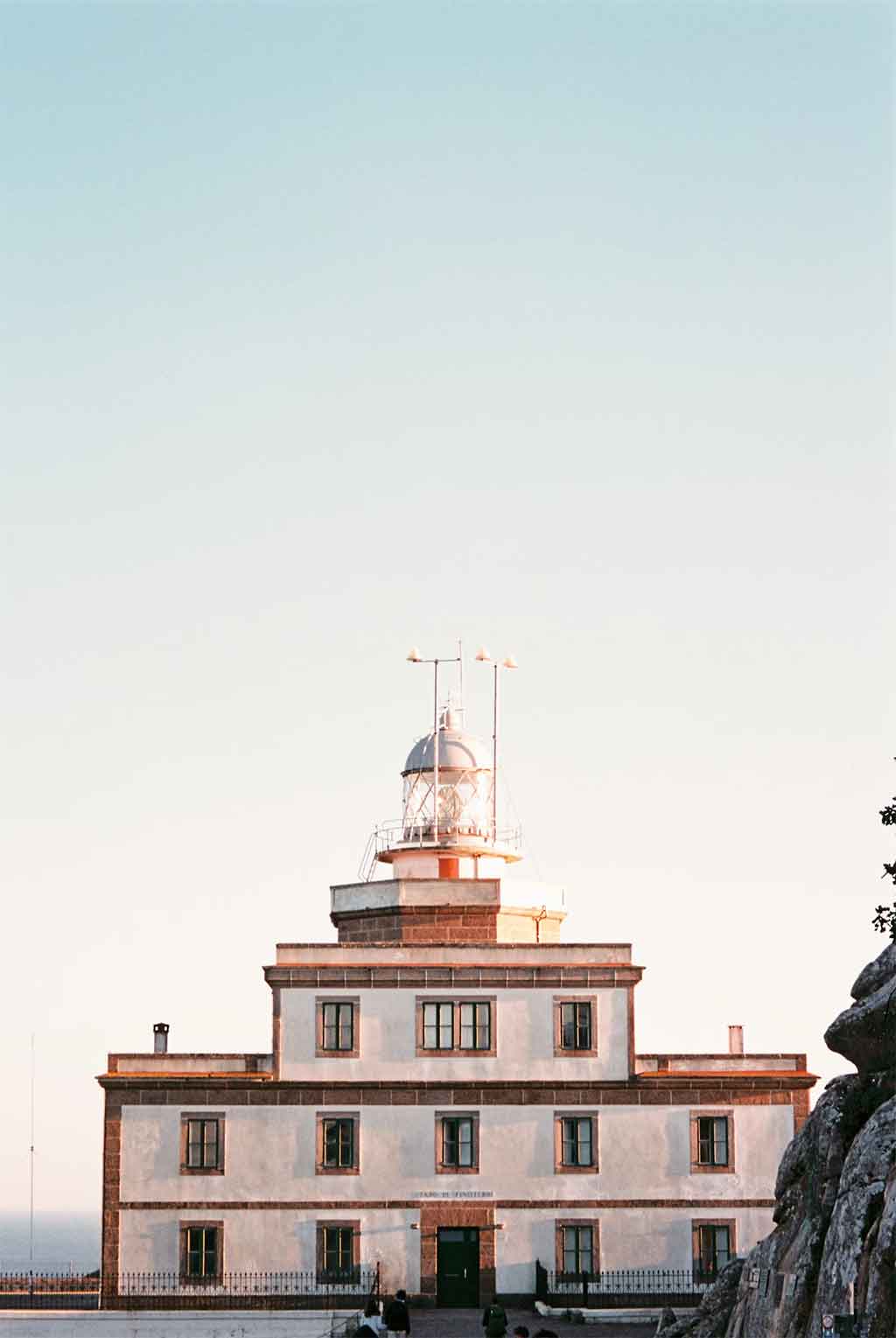 Finisterre: El mítico "fin del mundo" y el epílogo del Camino de Santiago El Faro De Finisterre