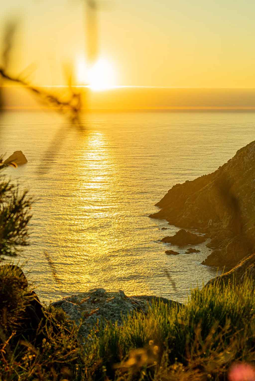 Finisterre: El mítico "fin del mundo" y el epílogo del Camino de Santiago Los Atardeceres De Fisterra