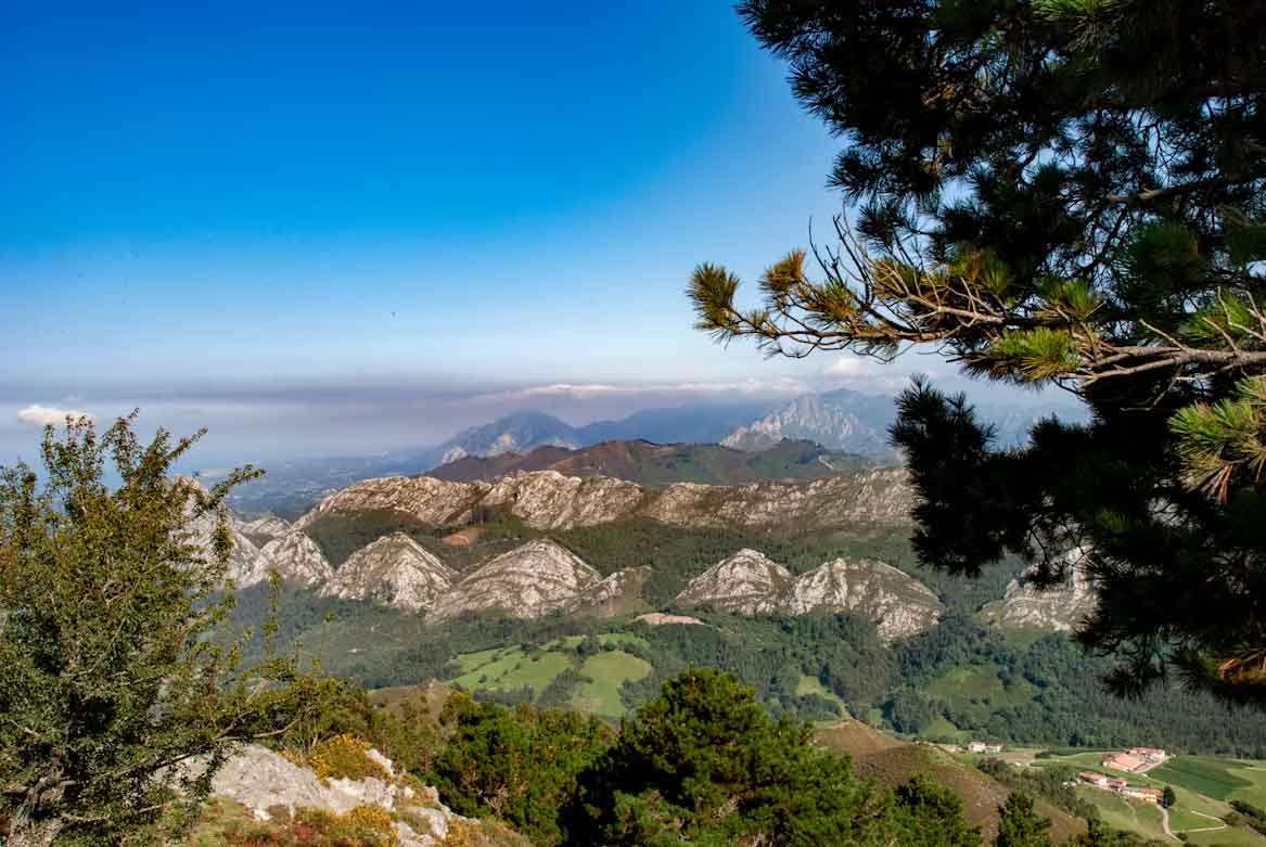 Descubre la emoción del turismo aventura en Asturias Trekking en las montañas