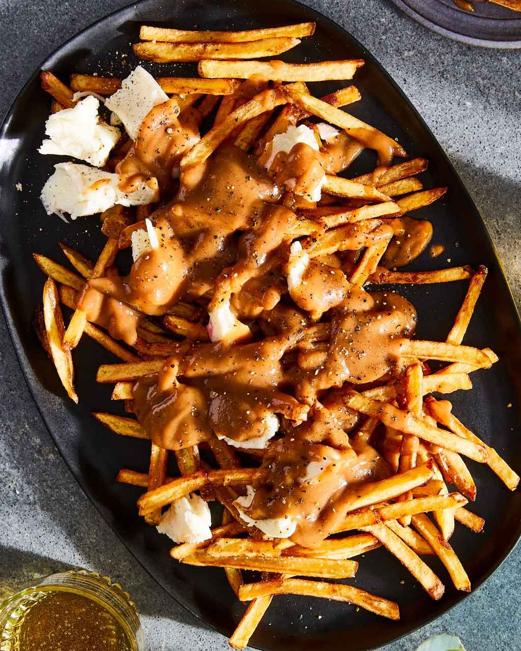 Guía completa para viajar a Canadá: naturaleza, ciudades y consejos prácticos Poutine Canadiense