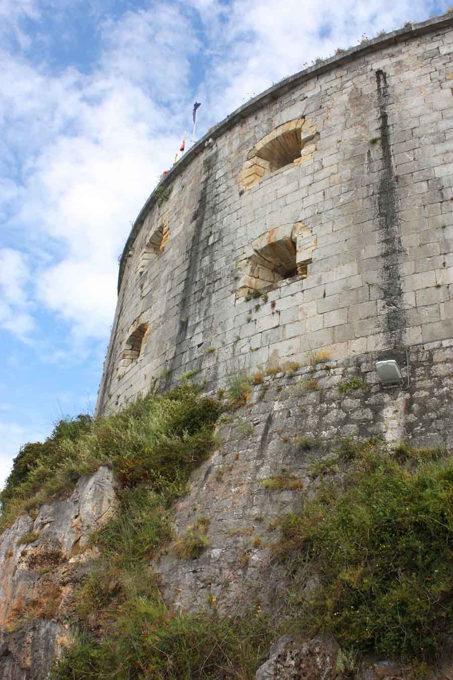 Guía de viaje a Santoña: qué ver y hacer en la joya de Cantabria Los Fuertes Históricos