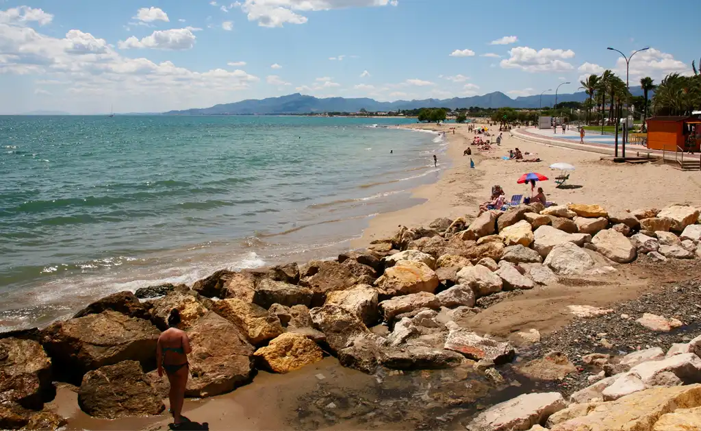 Cambrils: Tu Destino Turístico en la Costa Dorada playas de Cambrils