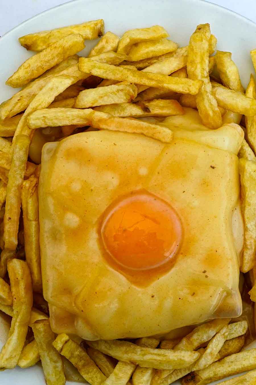 Oporto: La guía completa para vivir la ciudad más melancolía de Europa Francesinha Oporto