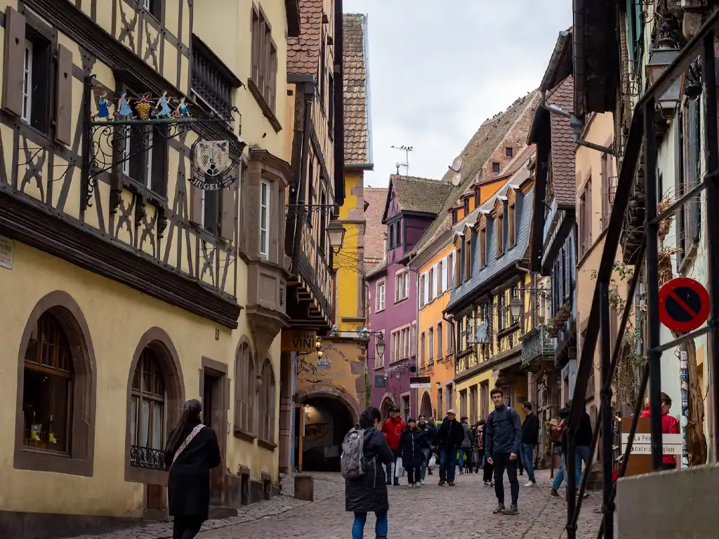 Riquewihr es uno de los pueblos más bonitos de Francia Calle Del General De Gaulle