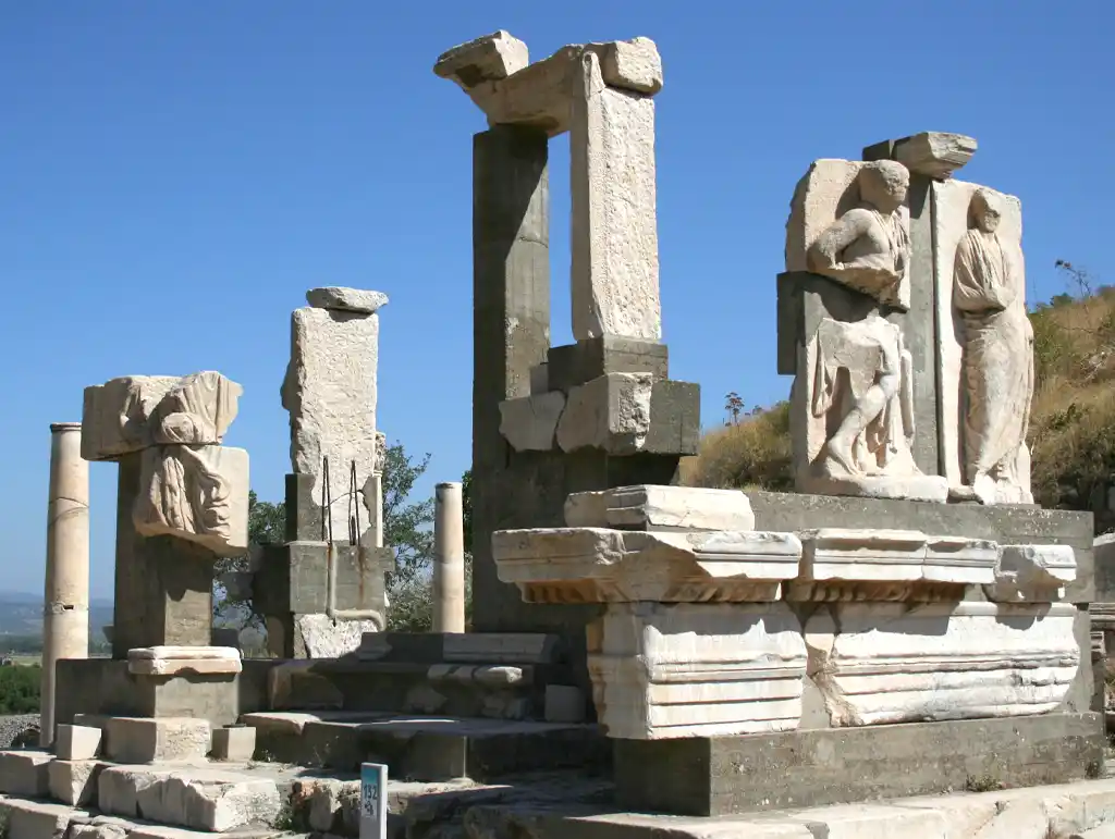 Guía de viaje a Éfeso, Turquía Monumento De Memmio