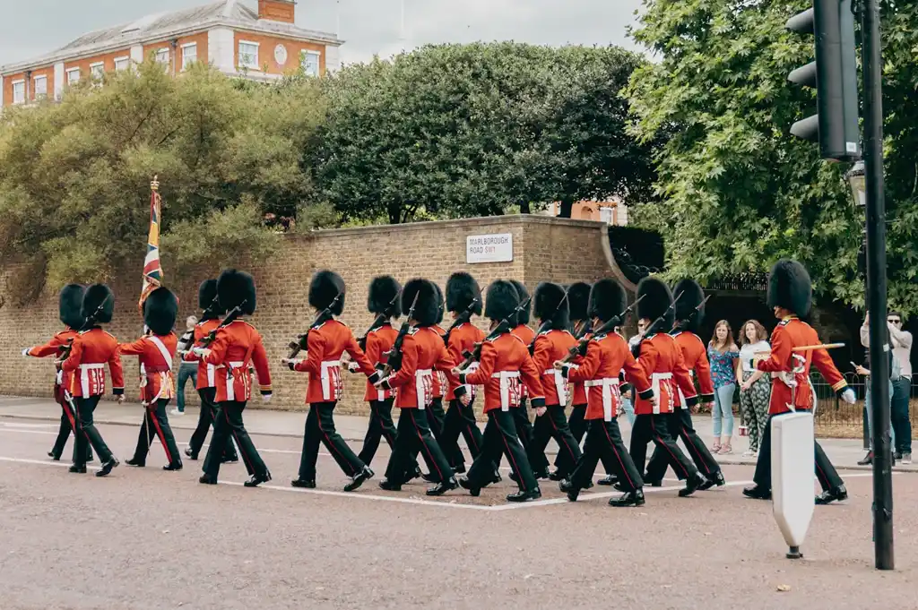 El Cambio de la Guardia en el Palacio de Buckingham: Fechas, Horarios y Consejos Consejos Esenciales