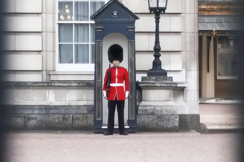 El Cambio de la Guardia en el Palacio de Buckingham: Fechas, Horarios y Consejos Un Poco De Historia