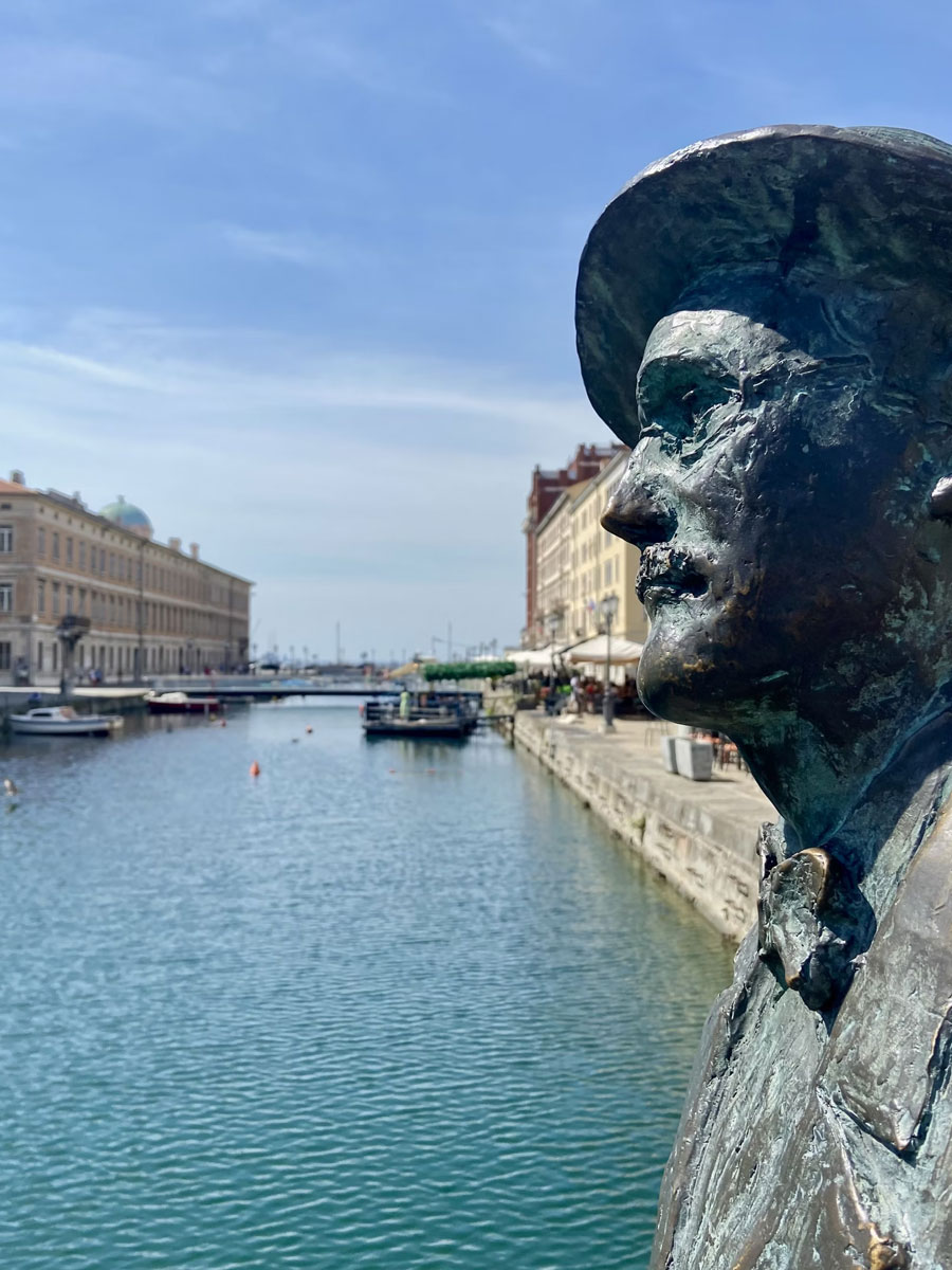 Las Estatuas De Trieste