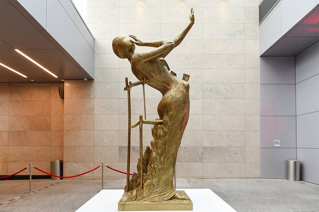 Guía de Visita al Moco Museum Barcelona Woman Aflame De Salvador Dali