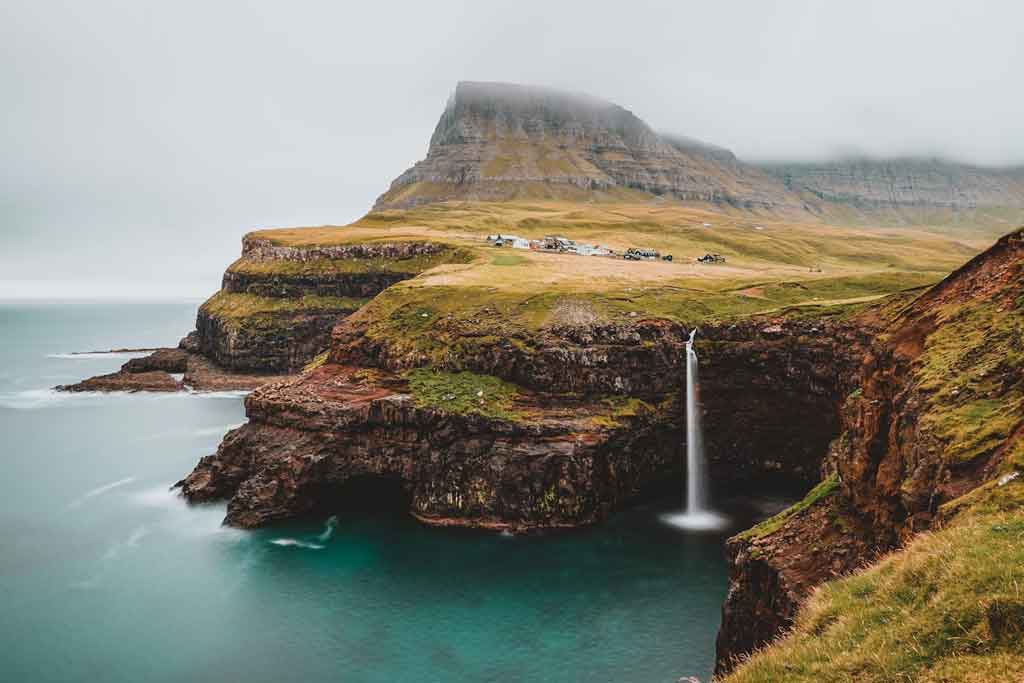 Viajar a Islas Feroe, guía completa Cascada Mulafossur En Gasadalur