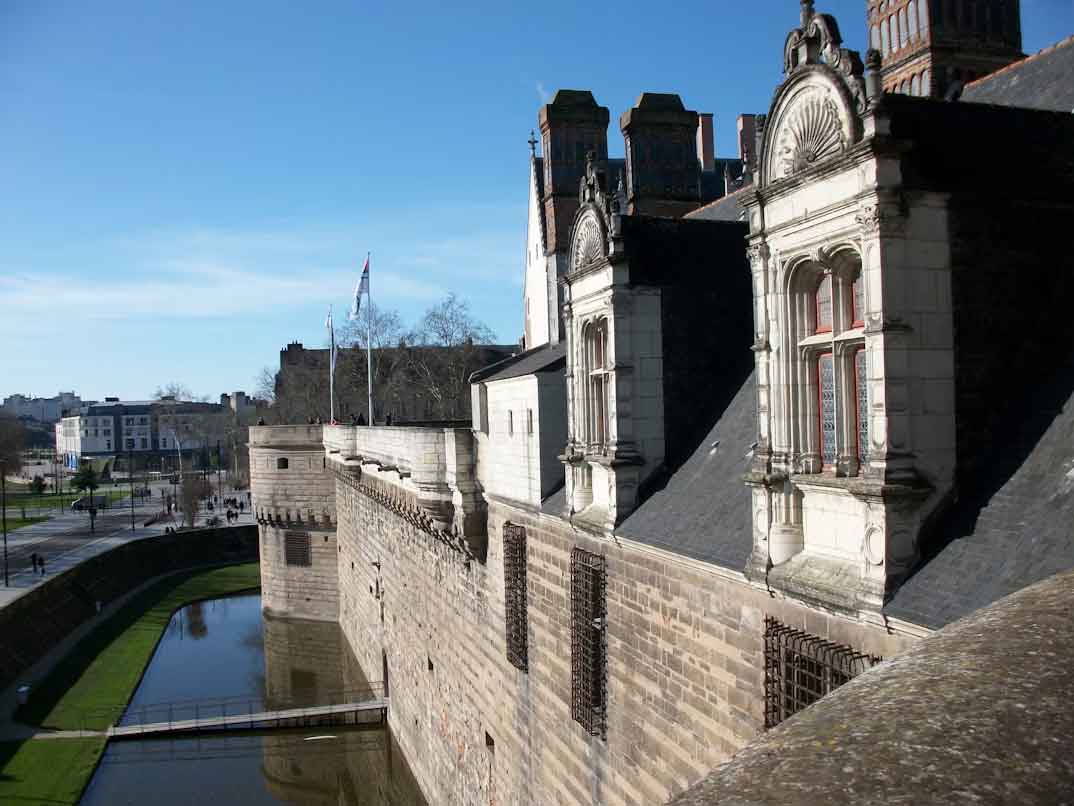 Nantes: la ciudad francesa que reinventó el arte urbano Castillo De Los Duques De Bretana