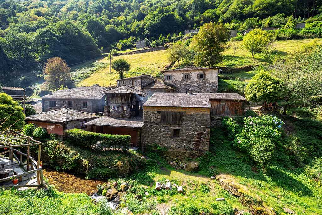 Taramundi: la joya oculta del occidente asturiano que conquistará tu corazón Conjunto Etnografico Os Teixois