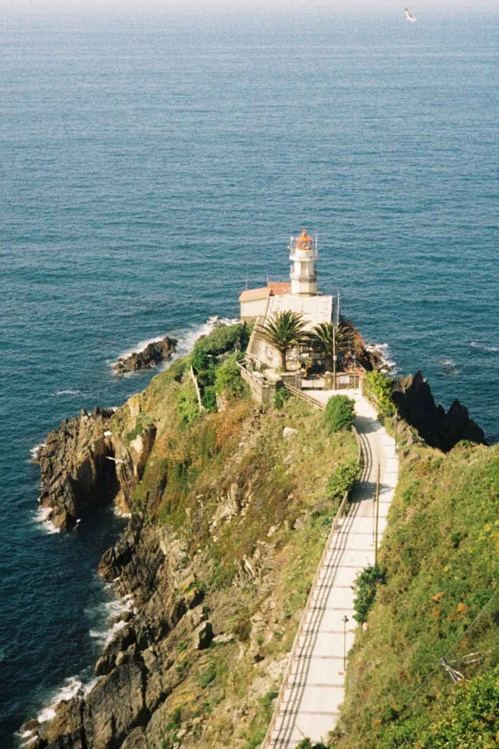 Guía de viaje a Cudillero: El pueblo pesquero de cuento de Asturias El Faro De Cudillero