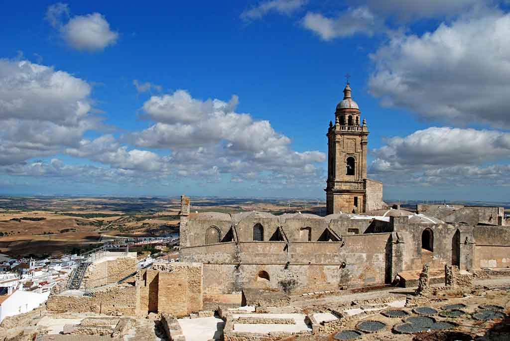 Medina Sidonia: el pueblo blanco con alfajores, ruinas romanas y vistas que te dejarán sin aliento Iglesia Mayor Santa Maria La Coronada