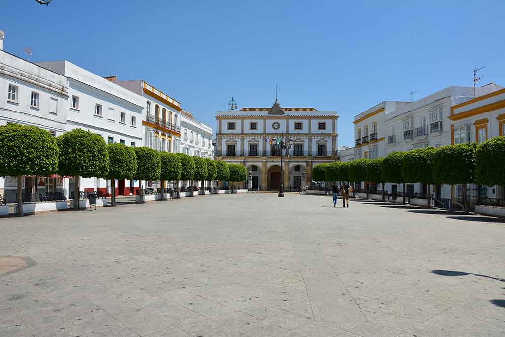 Medina Sidonia: el pueblo blanco con alfajores, ruinas romanas y vistas que te dejarán sin aliento Plaza De Espana