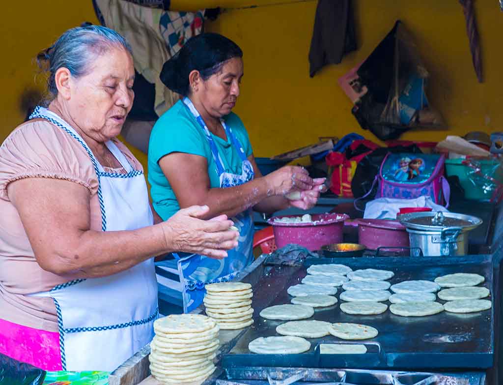 Guía de Suchitoto: La Joya Colonial y Cultural de El Salvador Comida Tipica Salvadorena