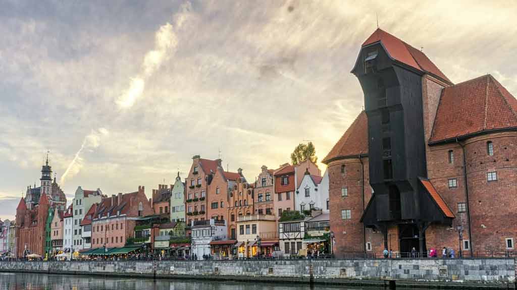 Guía de viaje a Gdańsk: todo lo que necesitas saber para tu visita Grulla Zuraw Y El Rio Motlawa