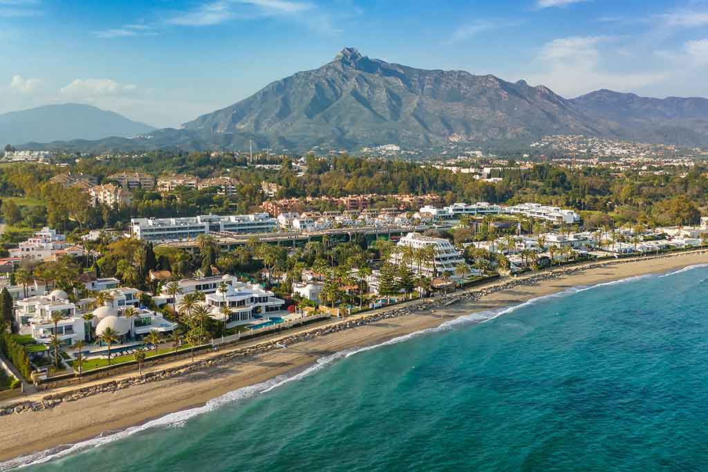 Descubre Marbella: Historia, Lujo y Encanto Mediterráneo en la Costa del Sol Playas De Marbella