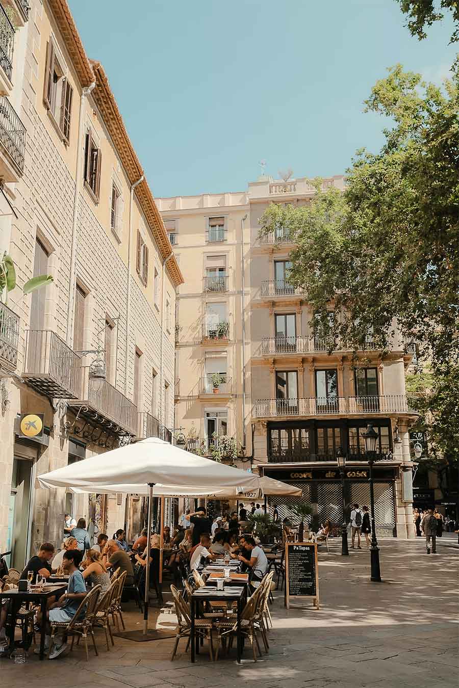 Descubre el alma del Barrio Gótico de Barcelona: Tu guía para explorar su historia, sabores y encanto Dónde comer en el Barrio Gótico