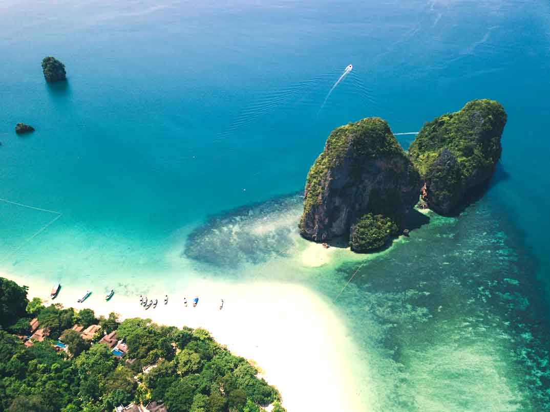 Visitar Koh Phi Phi, una de las mejores excursiones para hacer en Tailandia Krabi Santuario De Piedra Y Verde Esmeralda