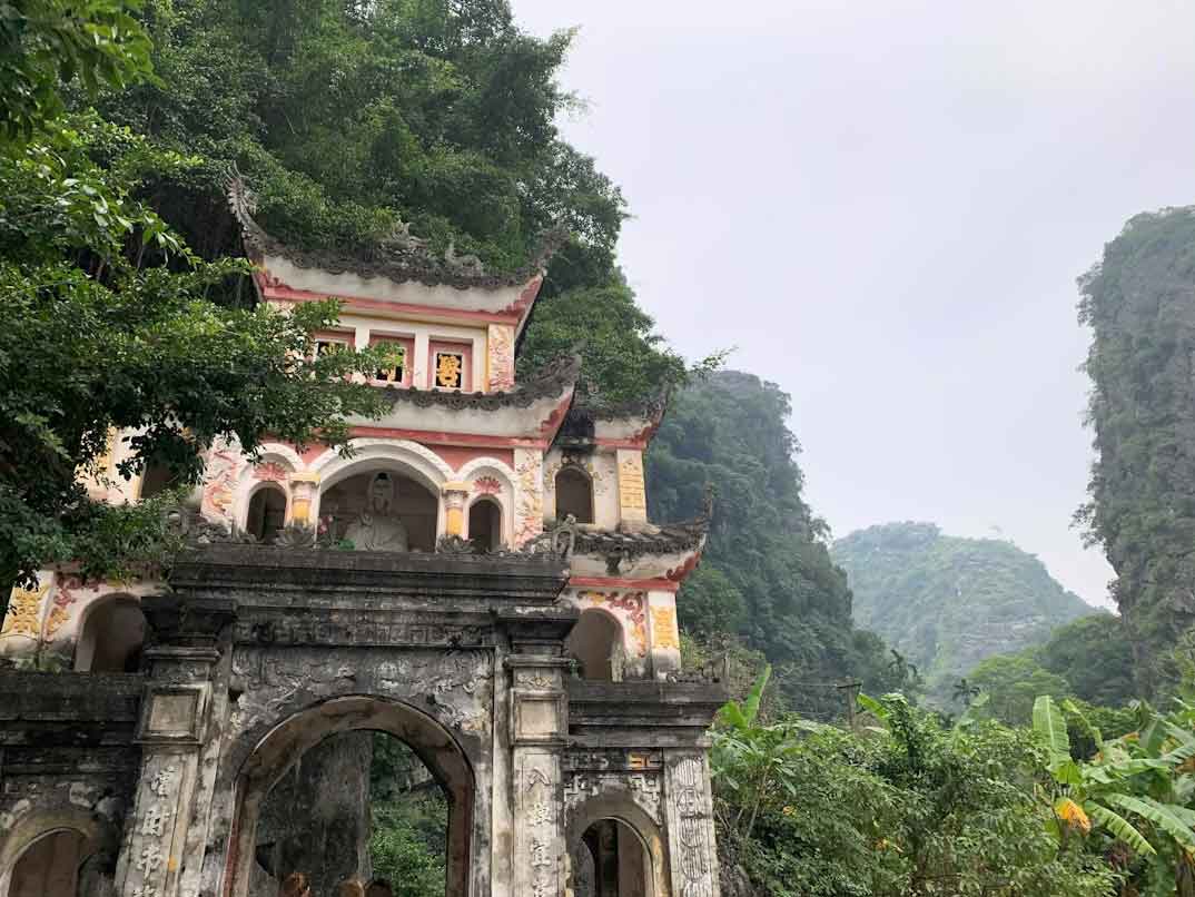 Ninh Binh: Tu guía para qué hacer y explorar en la «Bahía de Halong en Tierra» Pagoda De Bich Dong
