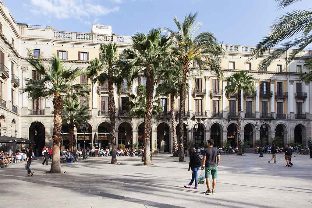 Descubre el alma del Barrio Gótico de Barcelona: Tu guía para explorar su historia, sabores y encanto Plaça Reial Barcelona