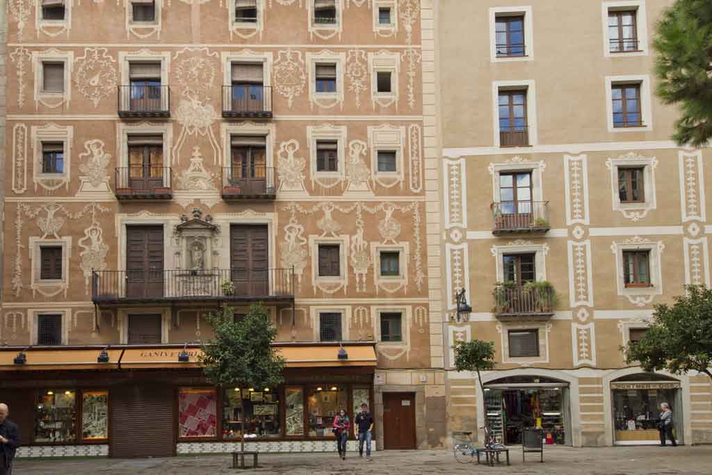 Descubre el alma del Barrio Gótico de Barcelona: Tu guía para explorar su historia, sabores y encanto Plaça del Pi