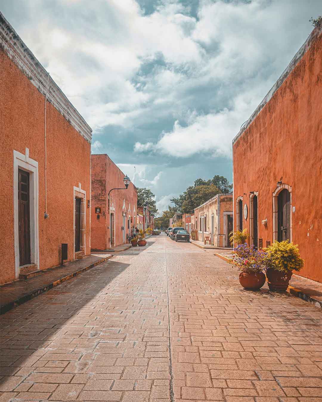 Valladolid: Guía completa de viaje a la joya escondida de Yucatán Calles De Valladolid Mexico
