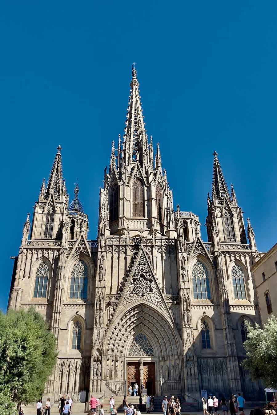 Descubre el alma del Barrio Gótico de Barcelona: Tu guía para explorar su historia, sabores y encanto Catedral De Barcelona