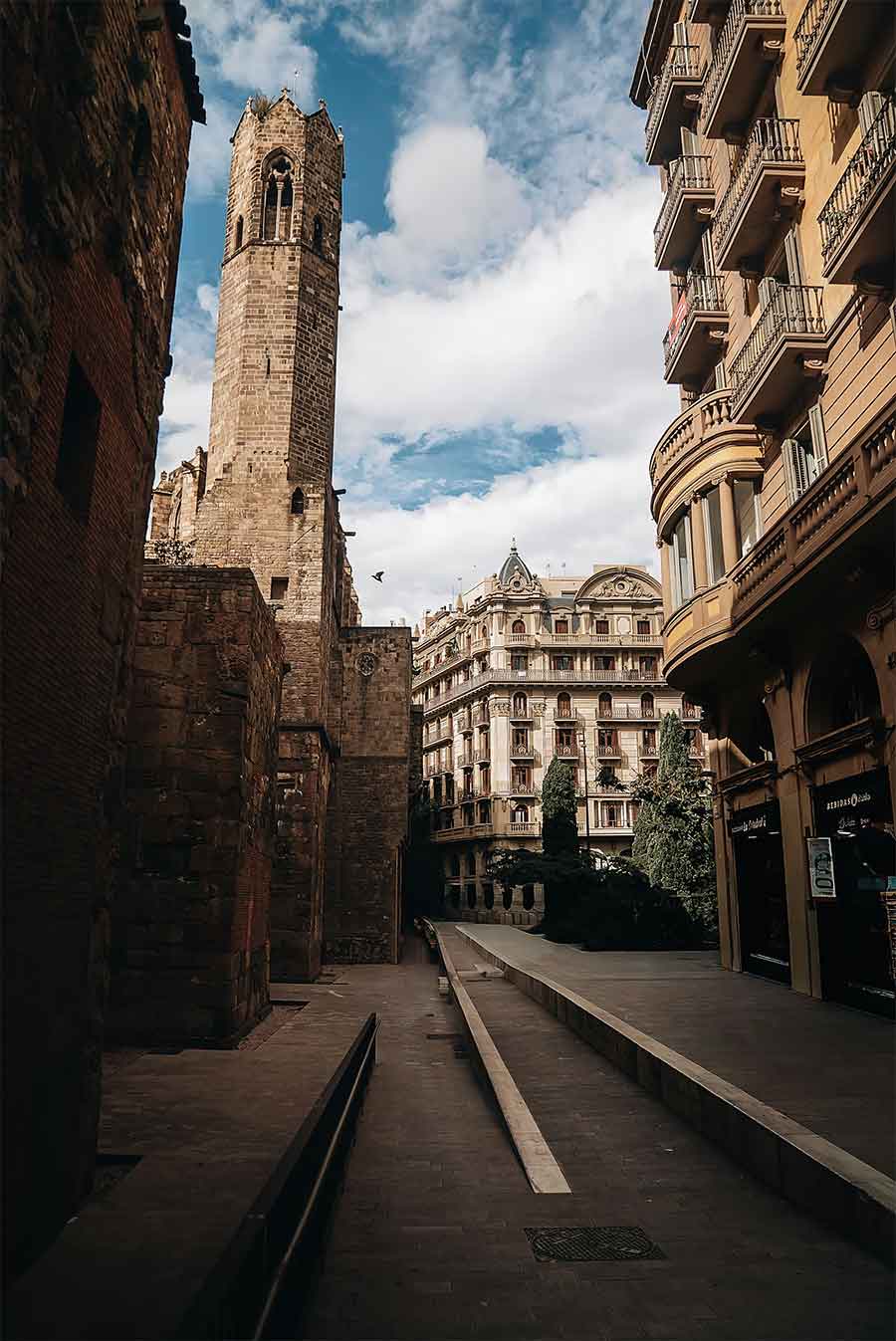 Descubre el alma del Barrio Gótico de Barcelona: Tu guía para explorar su historia, sabores y encanto Historia Milenaria Del Barrio Gótico