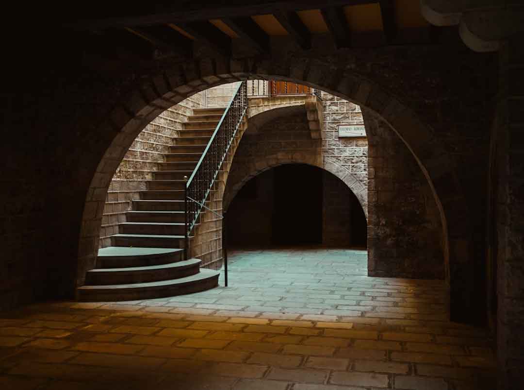 Descubre el alma del Barrio Gótico de Barcelona: Tu guía para explorar su historia, sabores y encanto Pasaje Al Templo De Augusto