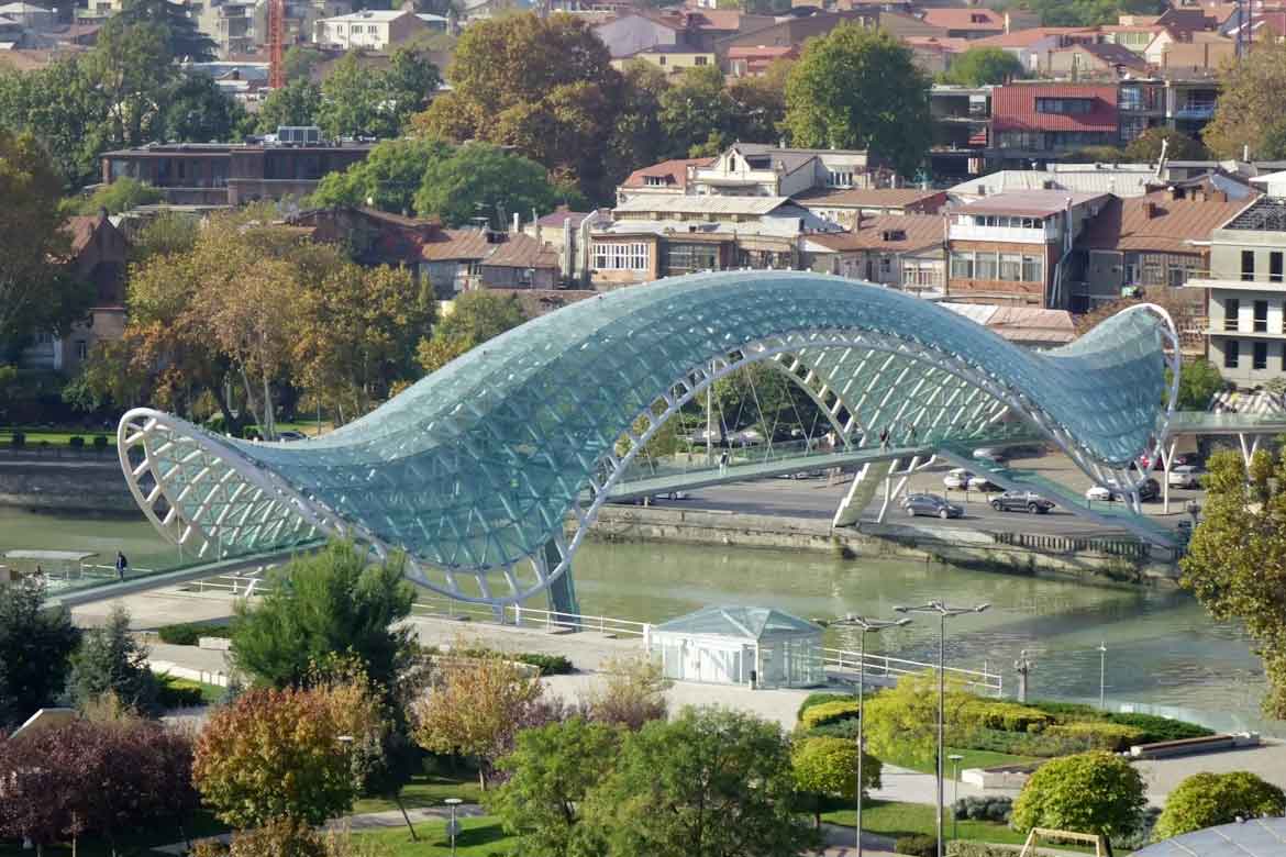 Tbilisi: La joya oculta del Cáucaso y por qué debe visitarla ahora mismo Puente De La Paz