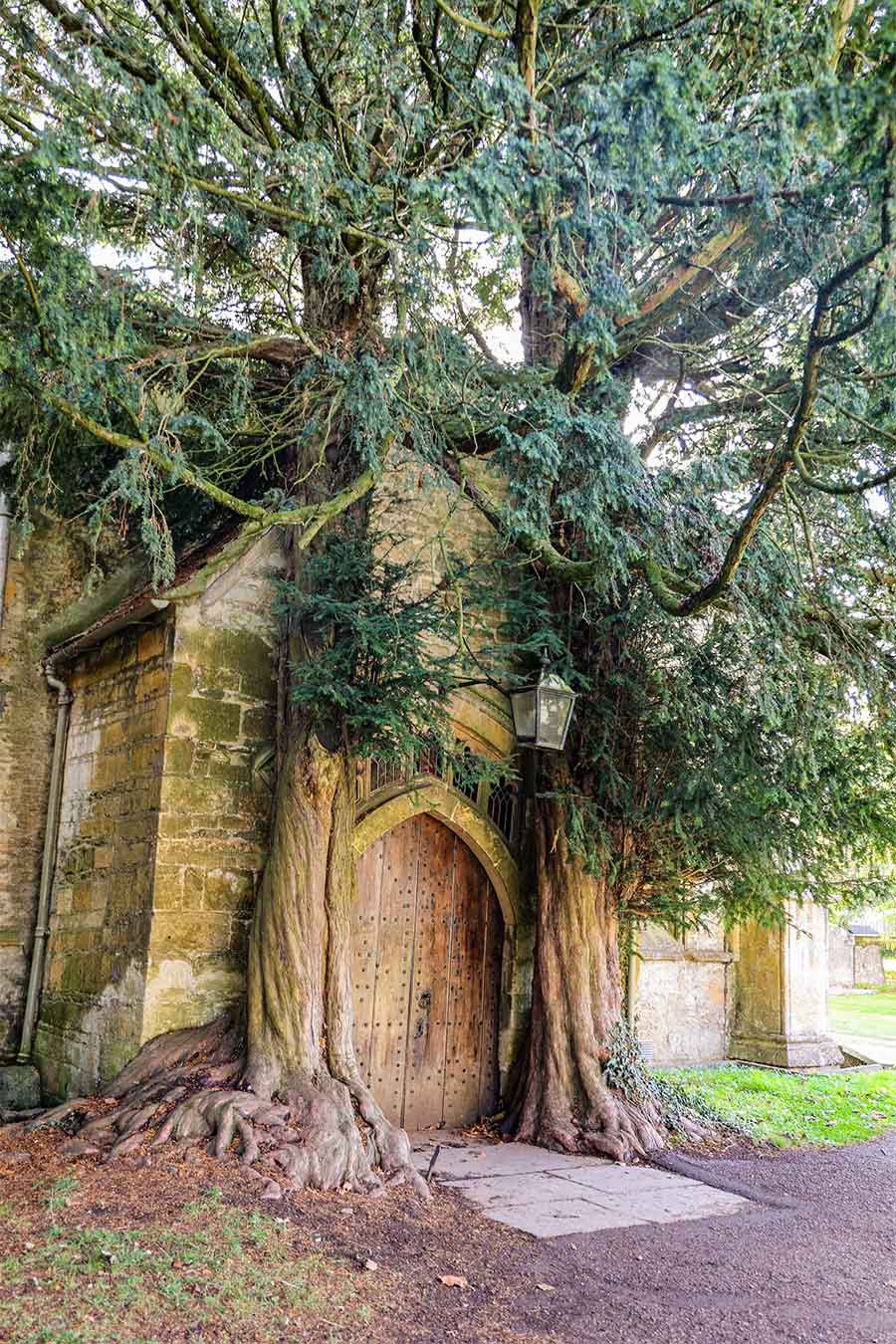 El encanto de los Cotswolds: una guía de viaje definitiva Puerta De La Iglesia De San Eduardo