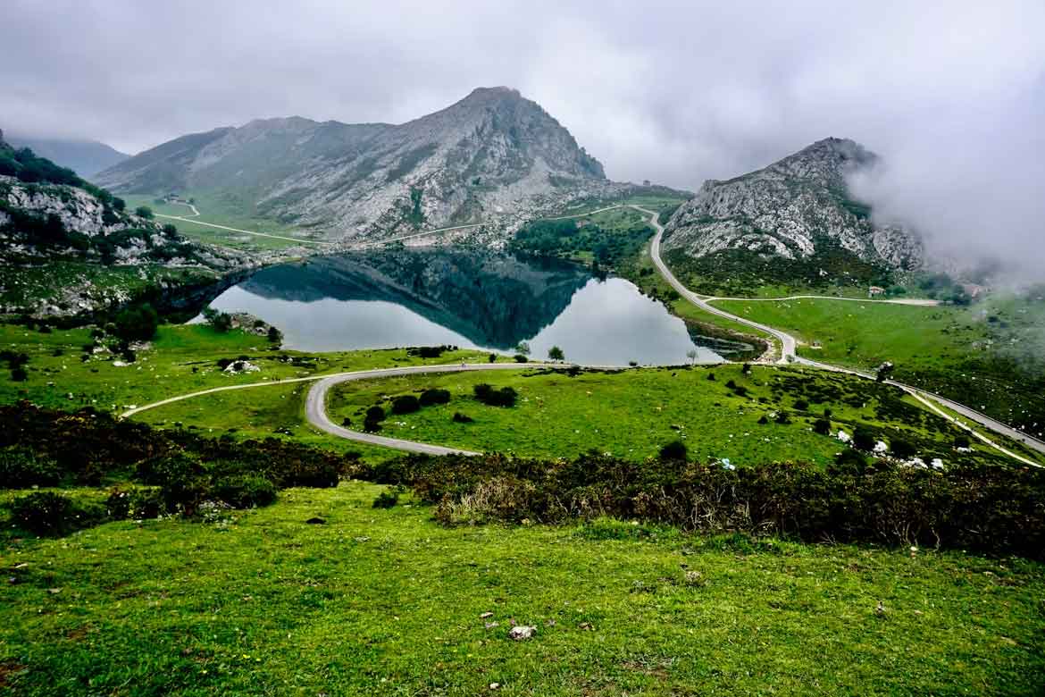 Guía de viaje a Cangas de Onís: qué ver y hacer en la puerta de los Picos de Europa Lagos De Covadonga