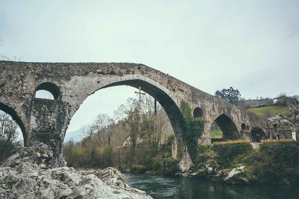 Guía de viaje a Cangas de Onís: qué ver y hacer en la puerta de los Picos de Europa Puente Romano Y La Cruz De La Victoria
