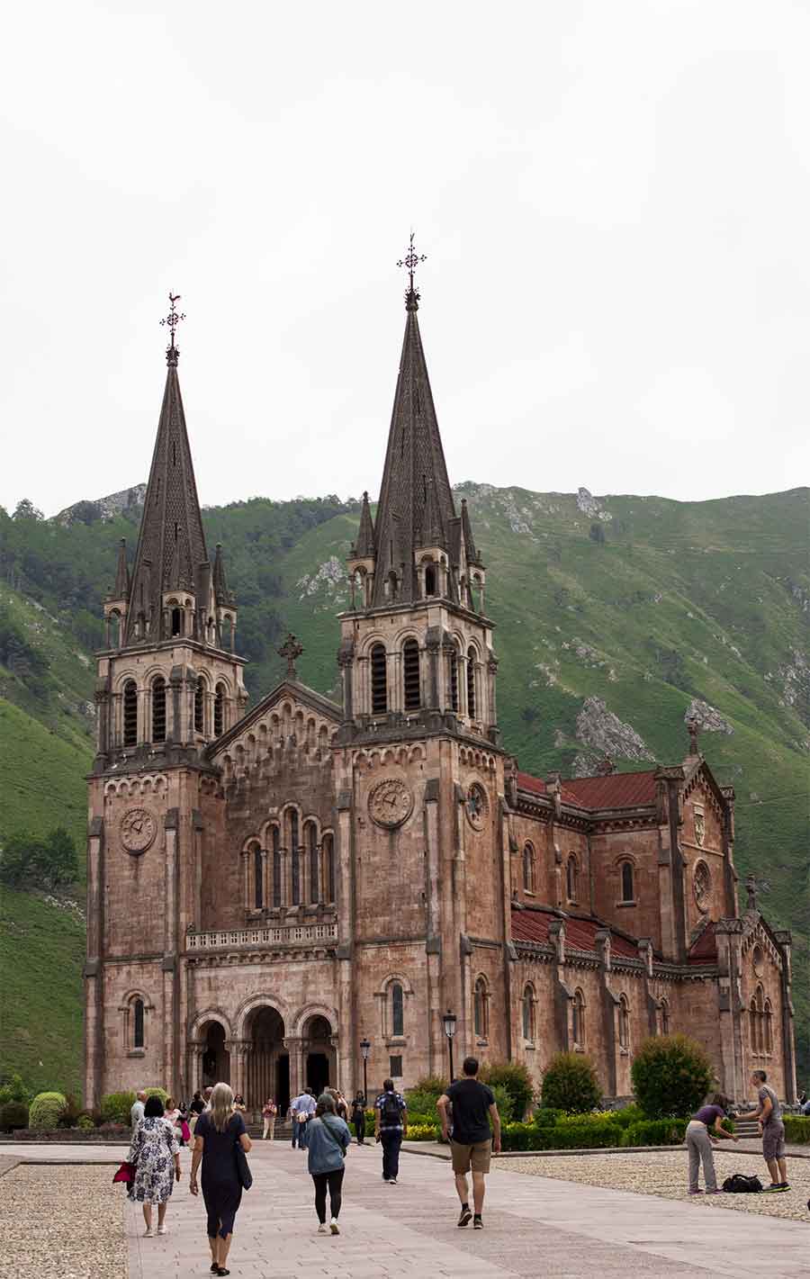Guía de viaje a Cangas de Onís: qué ver y hacer en la puerta de los Picos de Europa Santuario De Covadonga