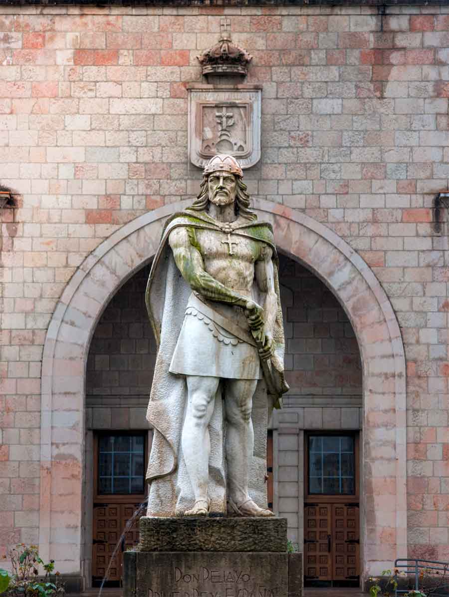 Guía de viaje a Cangas de Onís: qué ver y hacer en la puerta de los Picos de Europa Estatua De Don Pelayo