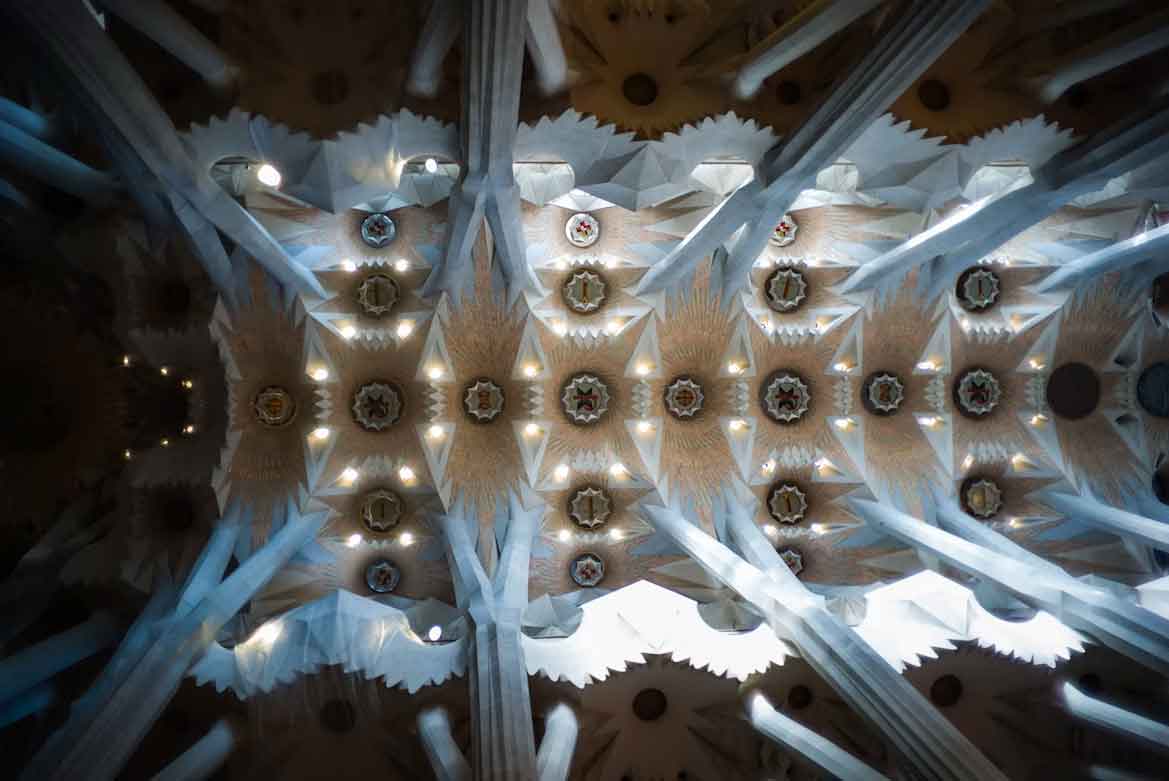 Guía completa de La Sagrada Familia: entradas, historia y qué ver Techo Sagrada Familia