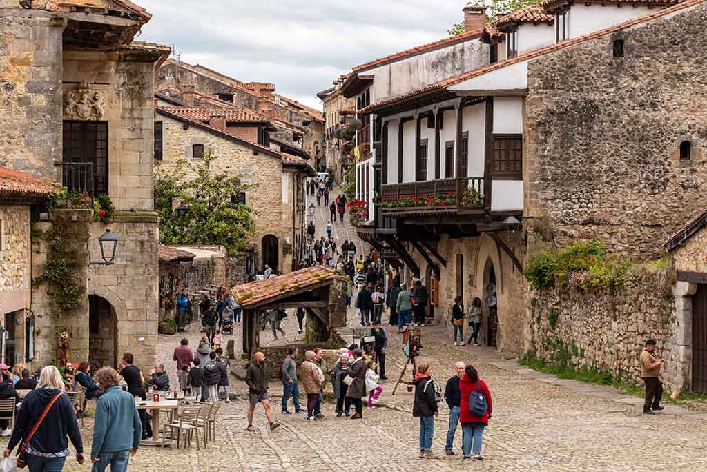 Guía de Santillana del Mar, qué ver, qué hacer y consejos prácticos Callejear Por El Entramado Medieval De Santillana Del Mar