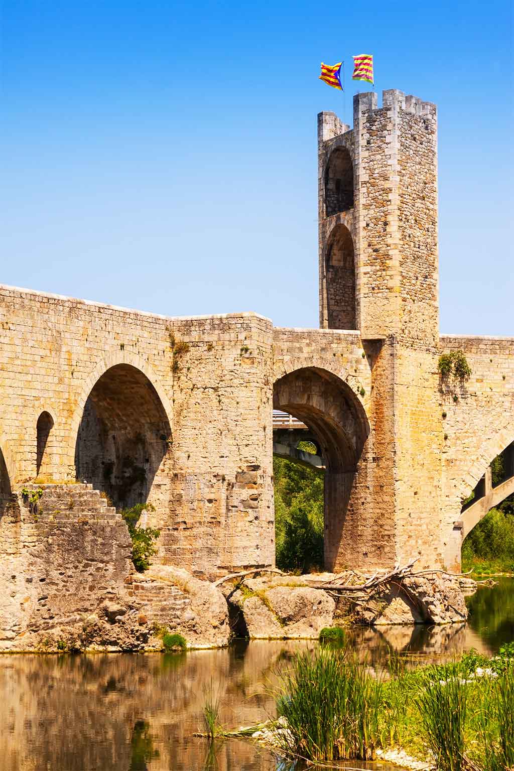 Besalú, guía para planificar tu visita al pueblo medieval más bonito de Girona El Pont Vell